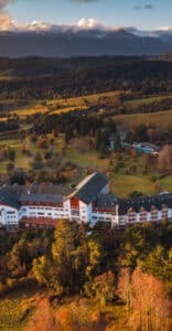 Vista aérea del hotel Termas de Puyehue rodeado de bosque y naturaleza del sur de Chile