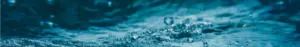 Detalle de agua y burbujas en el río con tono azul