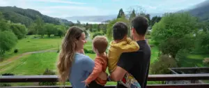 Familia en un balcón con vista al Parque Nacional Puyehue