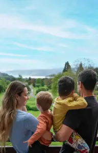 Padres y niños en un balcón con el Parque Nacional Puyehue de fondo