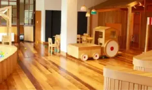 Sala de juegos para niños con juguetes de madera en Hotel Termas de Puyehue