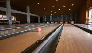 Salón de juego de bowling en Hotel Termas de Puyehue con bola de bolos hacia los pinos